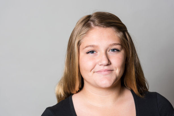 微笑的少女图片下载