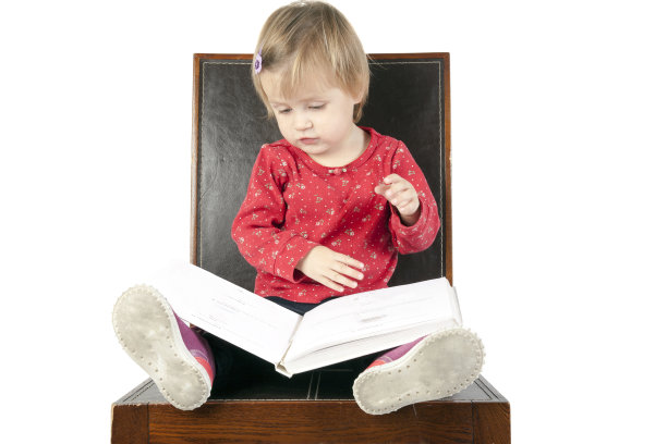 带书的小女孩。图片下载