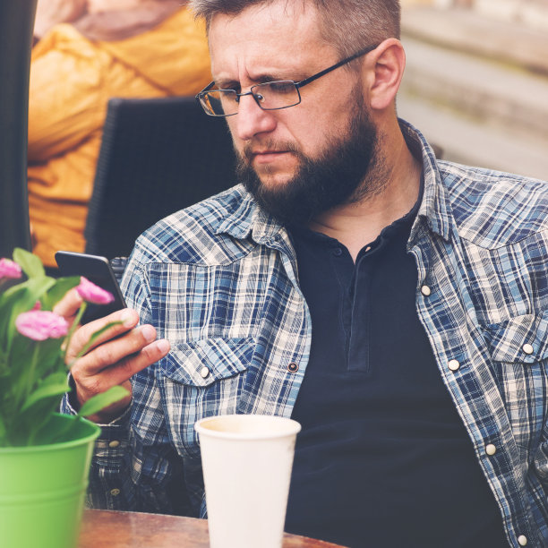 咖啡店里的男人图片下载
