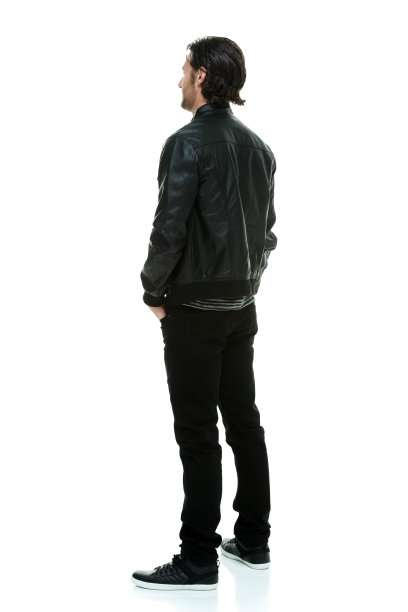 男人看向别处的背影图片下载