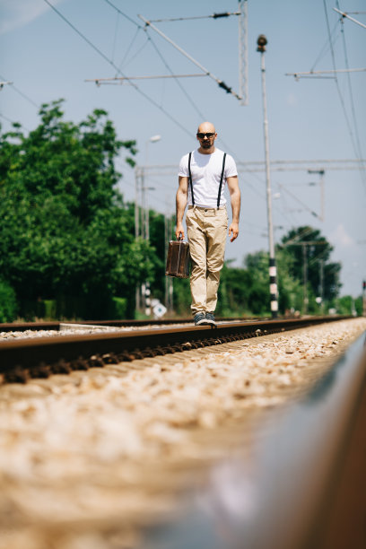 在铁路上行走图片下载