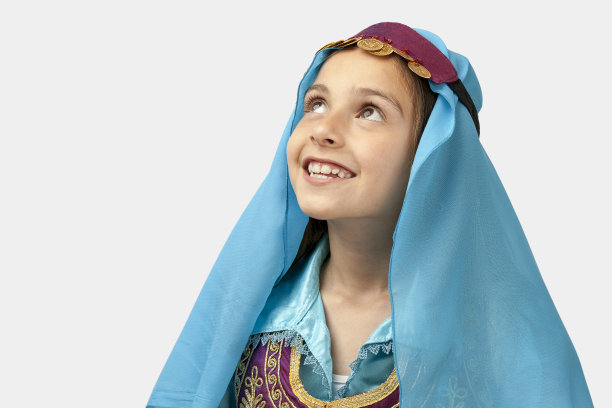 民间女孩抬头看图片下载