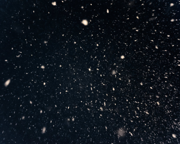雪花在夜空中飘落图片下载