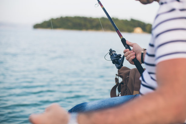在码头上钓鱼的人图片下载