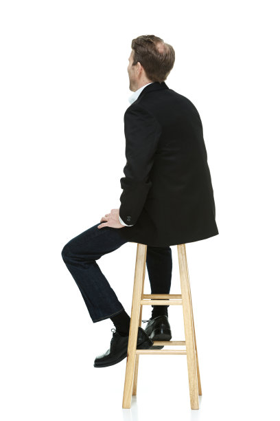 后视图的智能休闲男子坐在凳子上图片下载