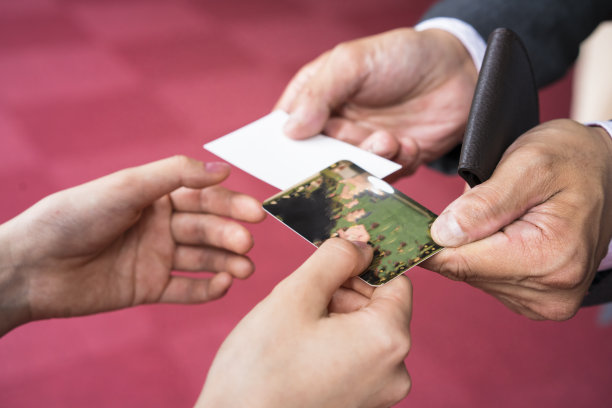 日本京都，在办公室大厅里交换名片图片下载