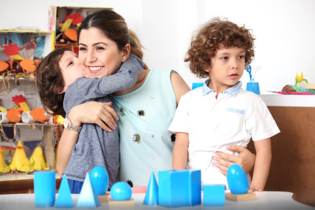 有两个孩子的幼儿园老师图片下载