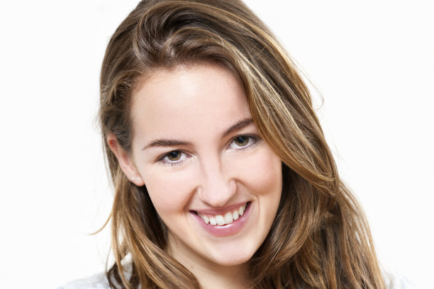 快乐的年轻女人，带着大大的微笑图片下载