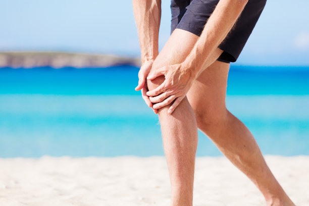 他在海滩上膝盖疼得厉害图片下载