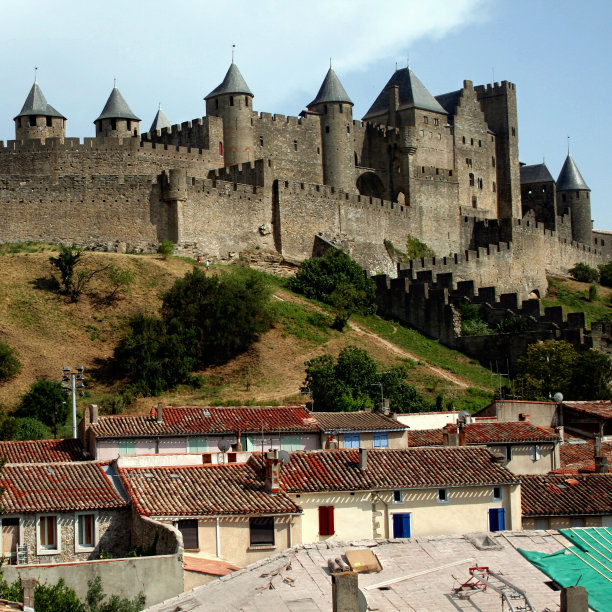 法国南部卡尔卡松镇景观朗格多克鲁西利昂中世纪城墙城堡图片下载