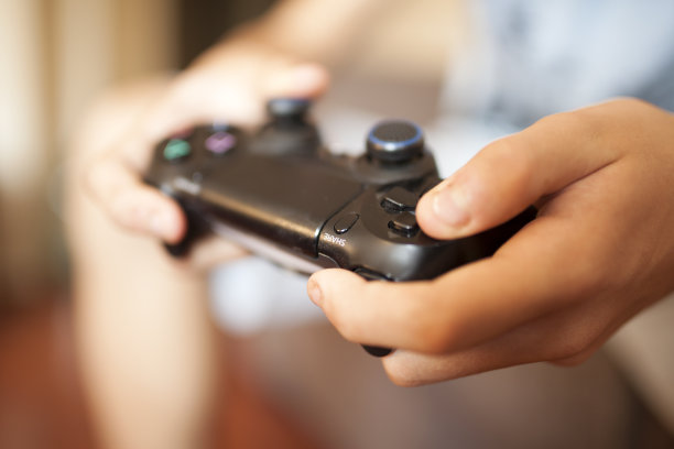 男孩玩视频电脑游戏控制器素材图片