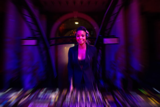 女主持人表演图片下载