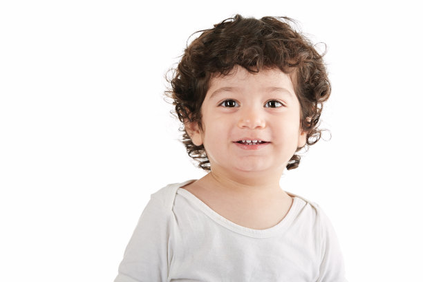 快乐的混血幼儿看着镜头图片下载