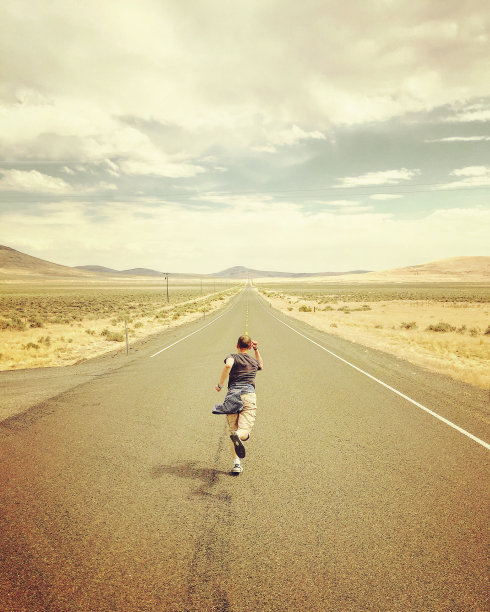 一个在高速公路上奔跑的家伙图片下载