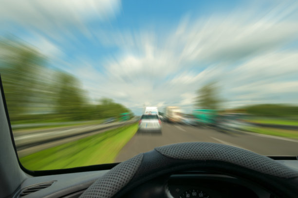 透过挡风玻璃观察汽车的动态模糊图片下载