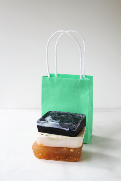 手工制作的自制肥皂与草药和天然成分图片下载