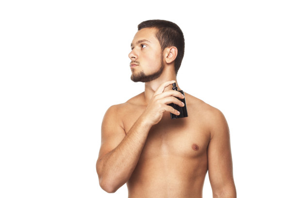 年轻英俊的男子正在擦香水图片下载