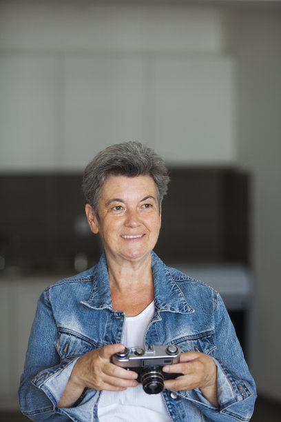 拿着相机的老女人图片下载