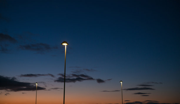 街灯和黄昏的地平线素材图片
