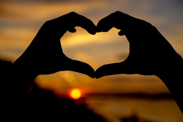 夏天的爱，心形的太阳图片下载