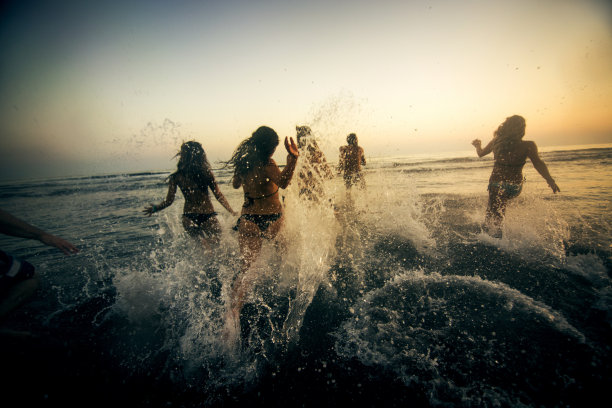 一群玩得开心的朋友图片下载