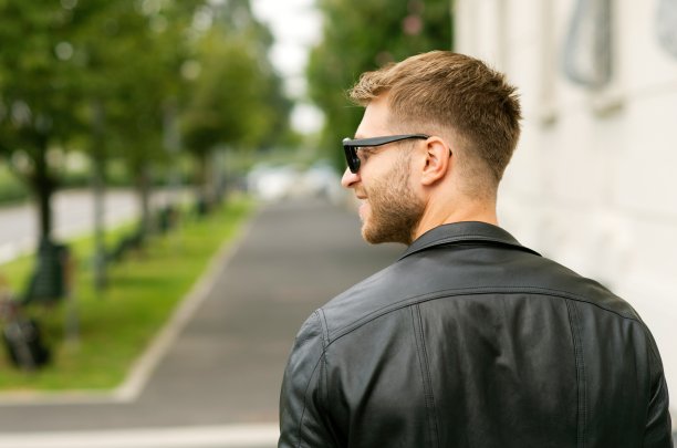 微笑的人脸上带着微笑走着。图片下载