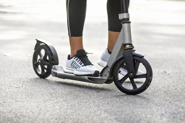 男子驾驶摩托车图片下载