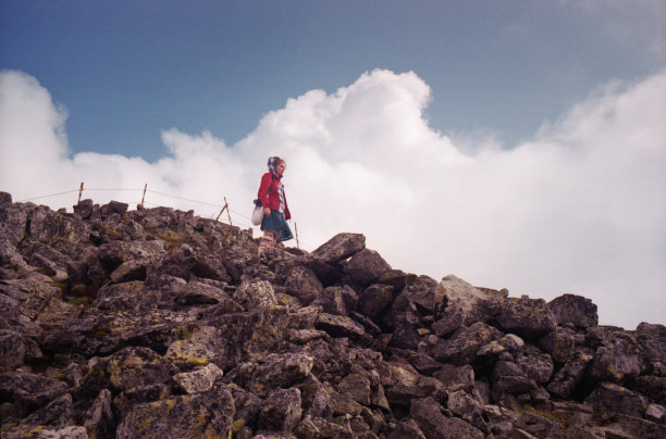 一个女人站在瑞拉山的岩石上图片下载