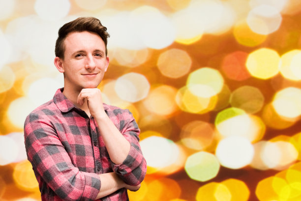 微笑的男人看着相机图片下载