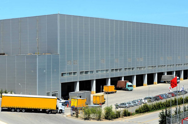送货卡车进入仓库停车场图片下载