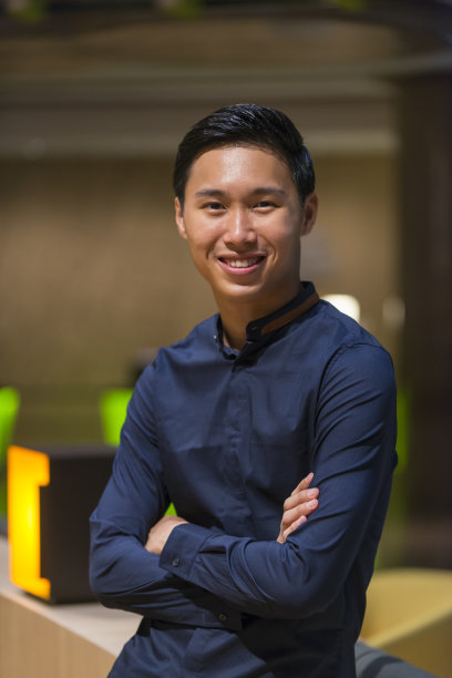 年轻亚洲商人的肖像图片下载