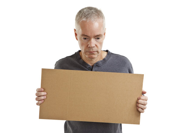 一个拿着空白纸板的悲伤男人图片下载