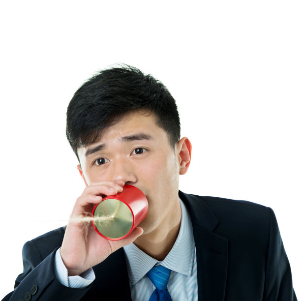 亚洲商人对着一个罐头打电话图片下载