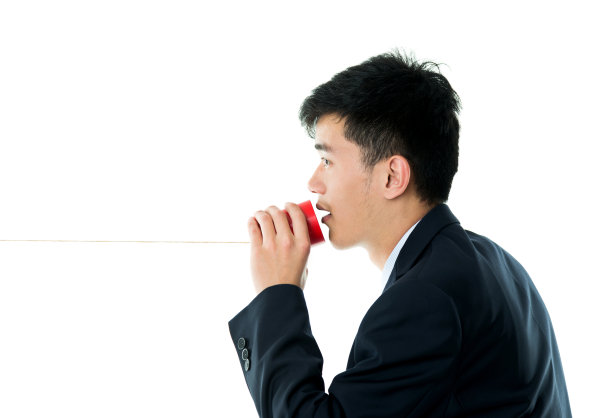 亚洲商人对着一个罐头打电话图片下载