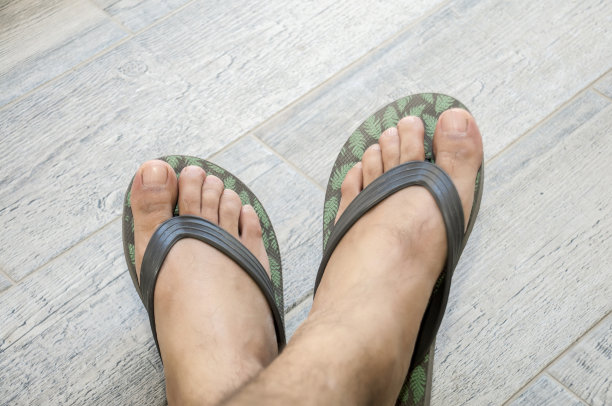特写脚与拖鞋图片下载