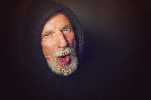 穿着连帽衬衫的老人图片下载