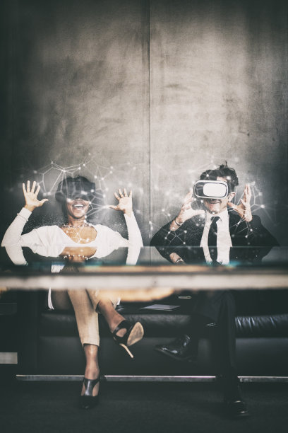 商务人士使用VR眼镜素材图片
