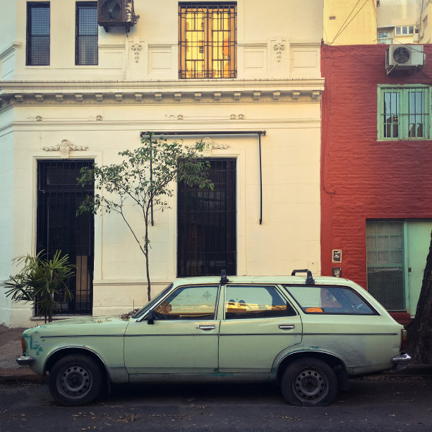 一辆轮胎漏气的旧车停在街上图片下载