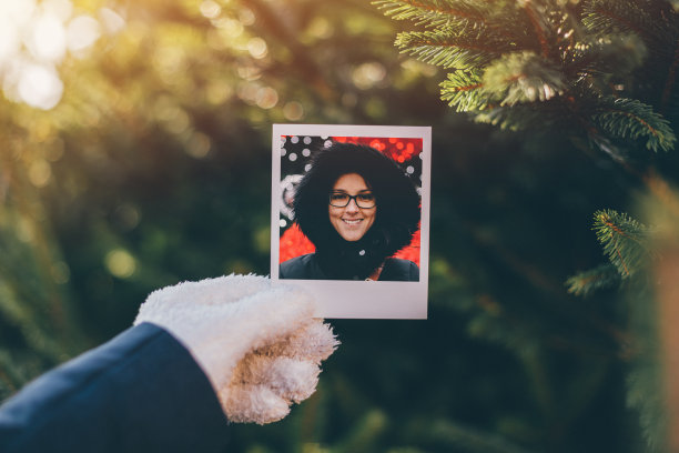 展示即时自拍照的女子图片下载