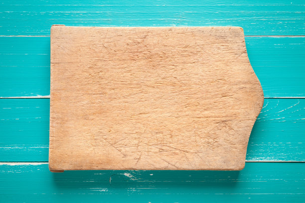 绿松石桌上的旧砧板图片下载