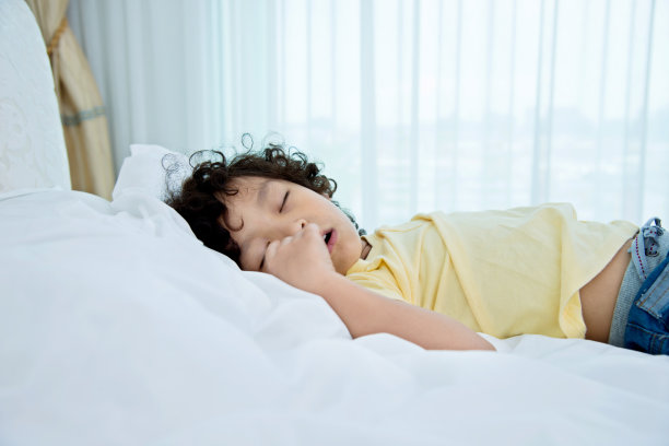 小男孩在床上睡觉图片下载