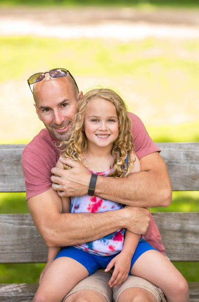 父亲和女儿在户外公园长椅上图片下载
