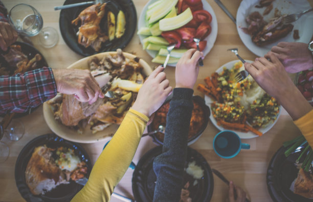一群人在庆祝圣诞节的餐桌上图片下载