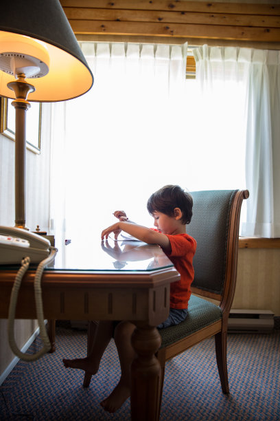 小男孩在办公桌旁图片下载