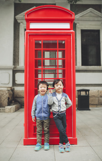 孩子们在城市里的红色电话亭图片下载