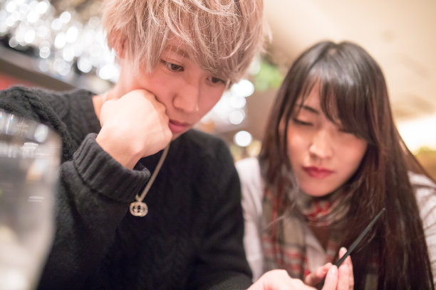 一对年轻夫妇在平板电脑上看屏幕图片下载