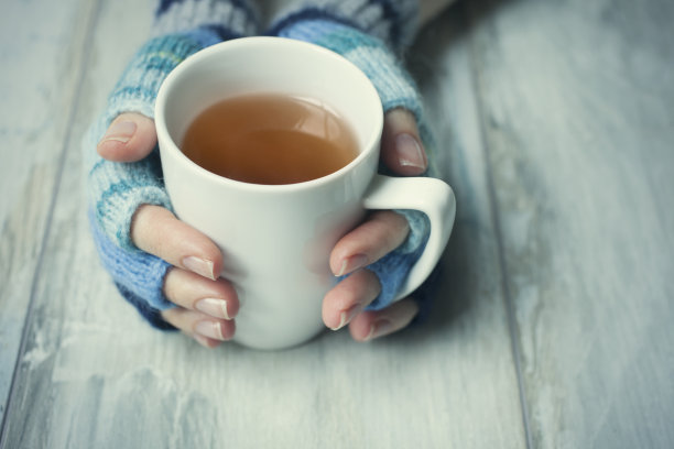 手捧一杯热饮图片下载