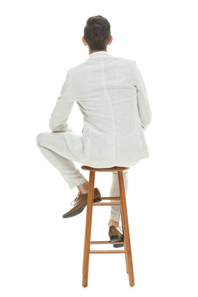 商人坐在凳子上的后视图图片下载