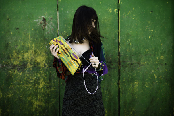 不认识拿着钱包的女性图片下载