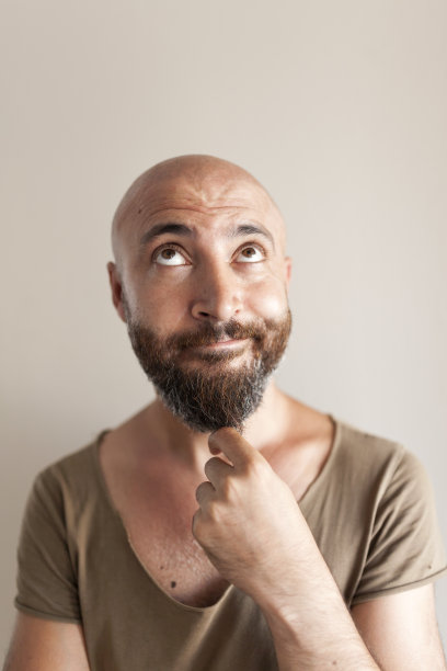 沉思的中东男人图片下载